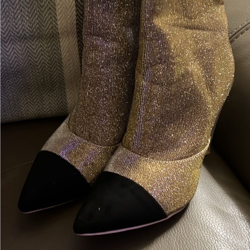 Mackinj boots gold & black size 9